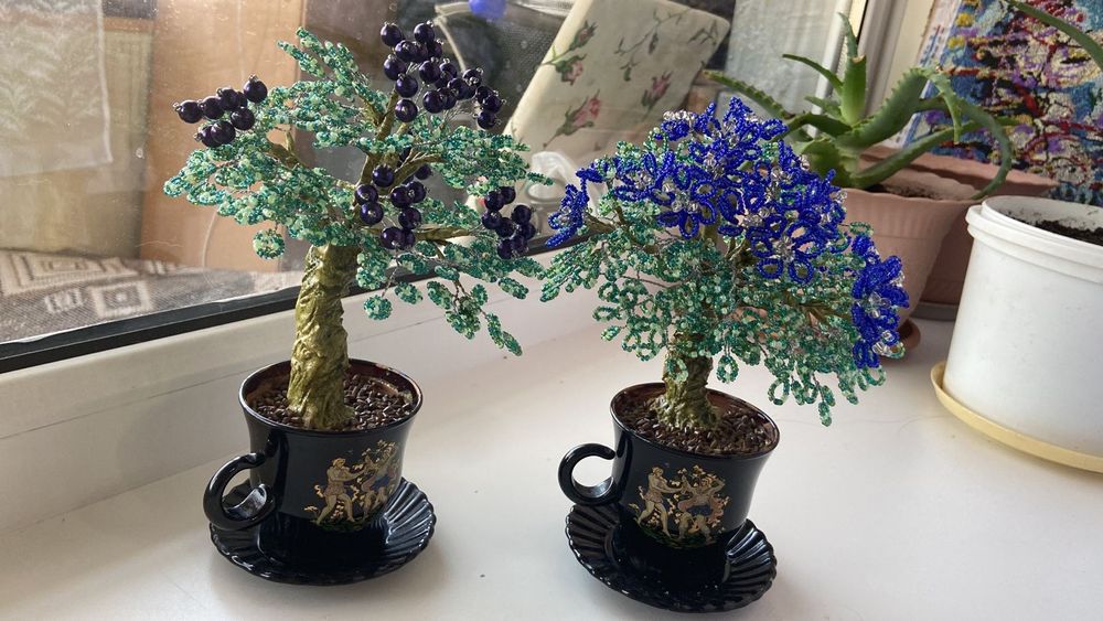 Деревья из бисера ручной работы.