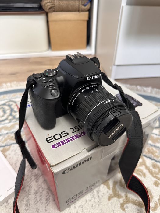Камера Canon250D