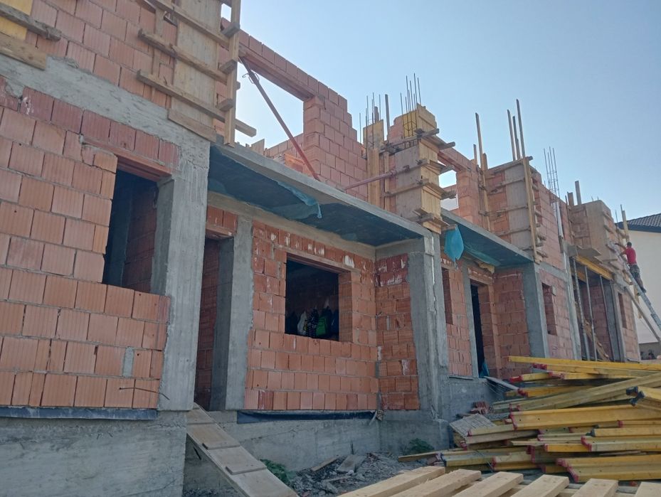 Construim case la roșu  izlotilati polistiren