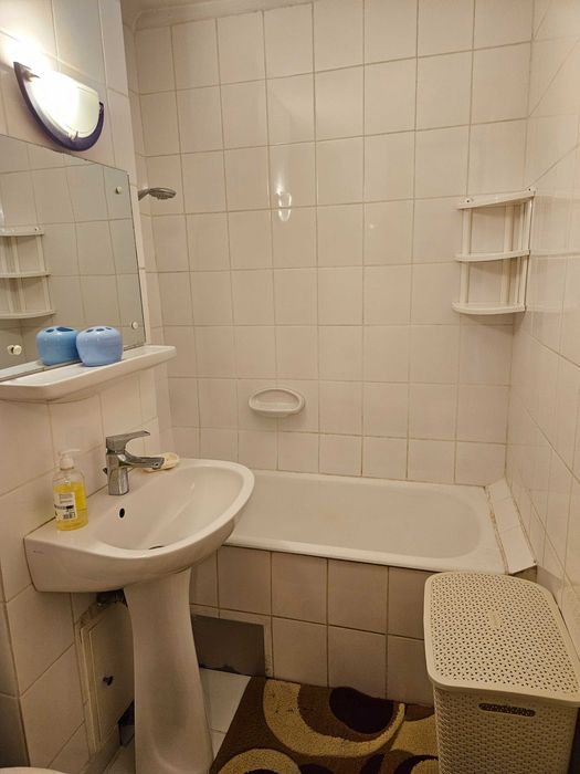 Închiriez garsoniera transformata in 2 camere , zona Sărari, lângă Liceul Henri Coandă!