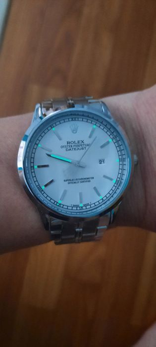 В продаже мужские часы