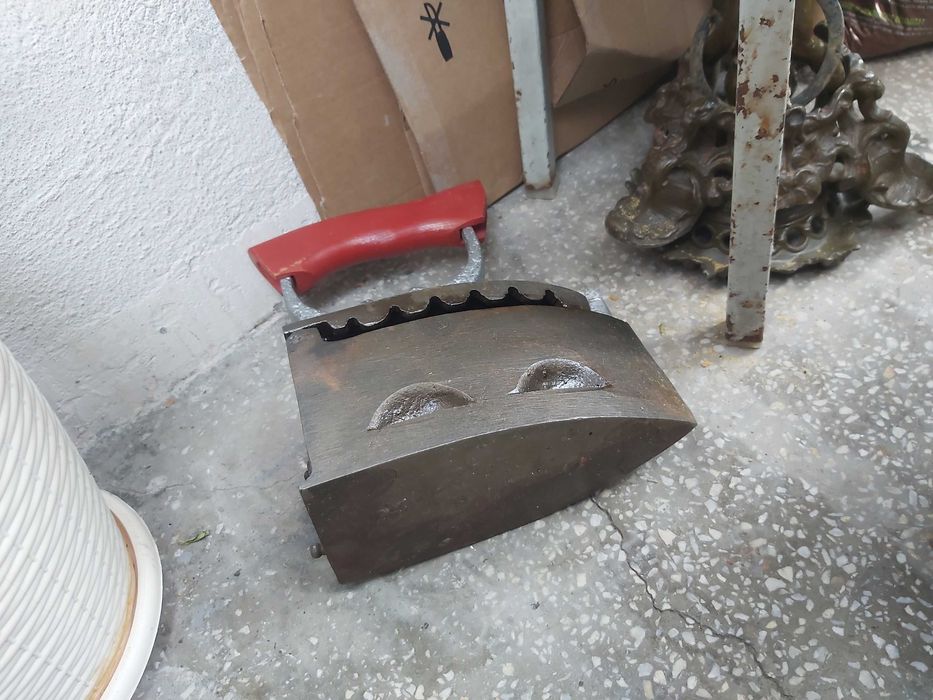 Fier de călcat vechi cu cărbuni, o piesă decorativă realizată din fontă