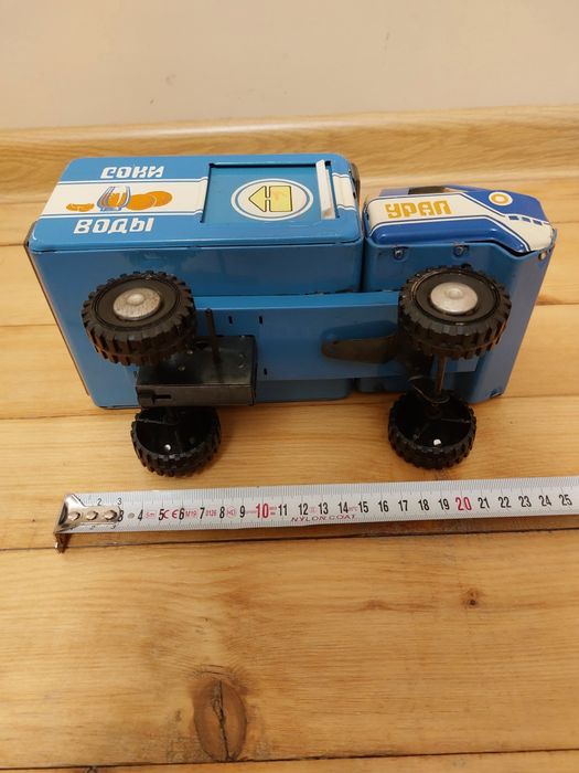 Старо метално камионче УРАЛ.