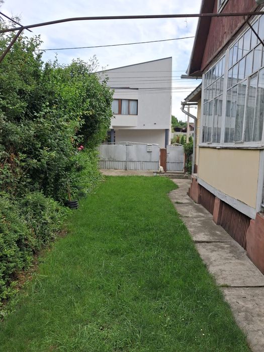 Casă și teren de vânzare vis-a-vis Sala de nunți