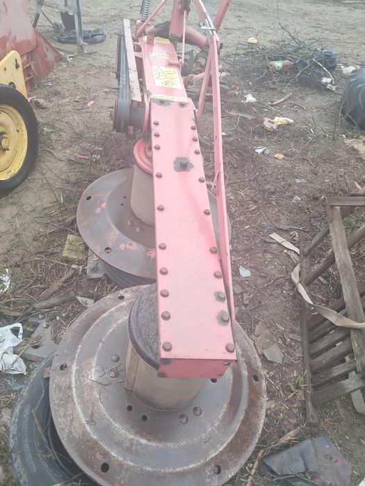 Vand tractor u650 cu utilaje