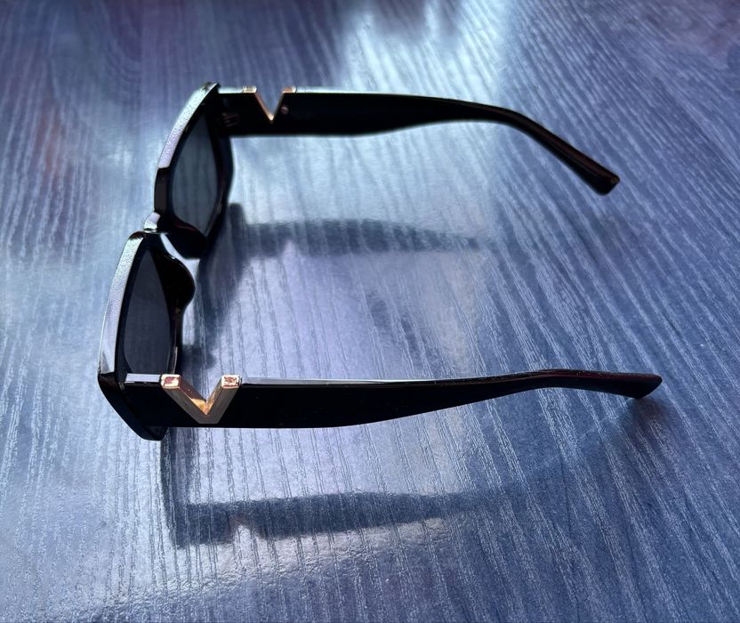 Слънчеви очила със златист детайл