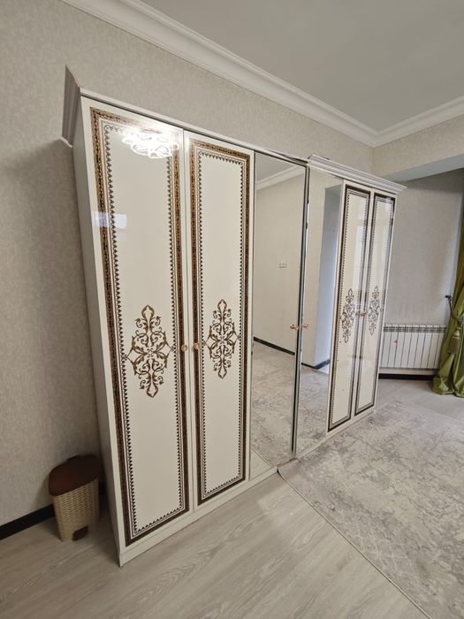 Кровать и спальные шкафы в комплекте