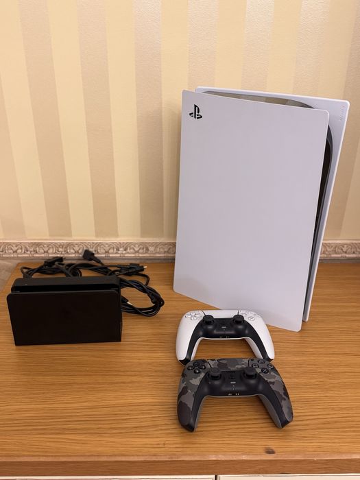Playstation 5 с две конзоли и 4 игри
