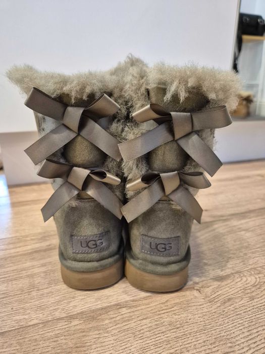 Cizme UGG verzi aproape noi