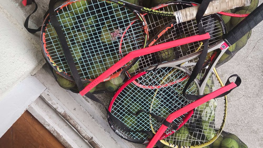 Echipamente de tenis folosite, in buna stare= Un chilipir negociabil.