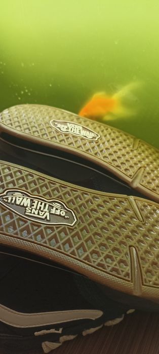 Продам кроссовки Vans