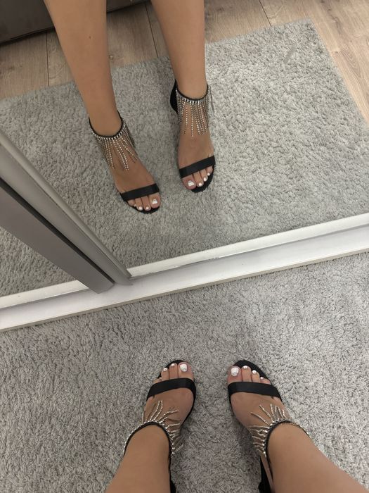 Sandale noi cu toc DeeZee