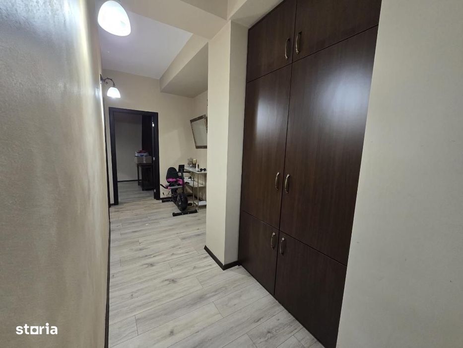 De vanzare Apartament 3 camere, zona Arex Bloc Nou.