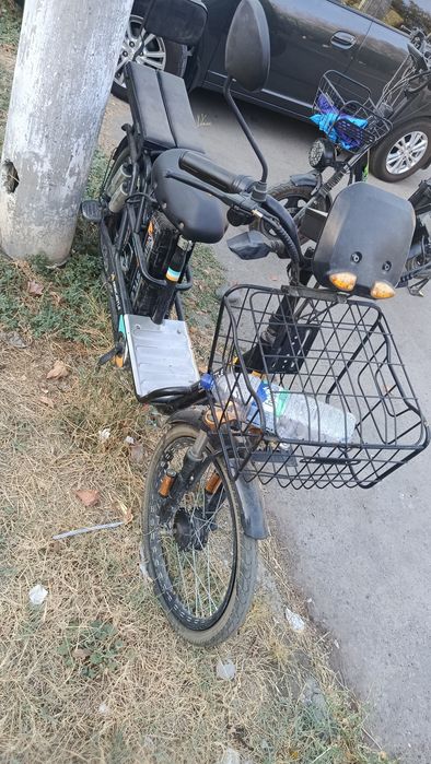 Elektroskuter qora