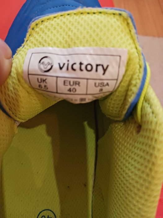 Футболни обувки Victory, 40 номер, носени един път.