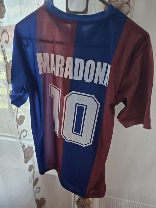 Vând tricouri de fotbal