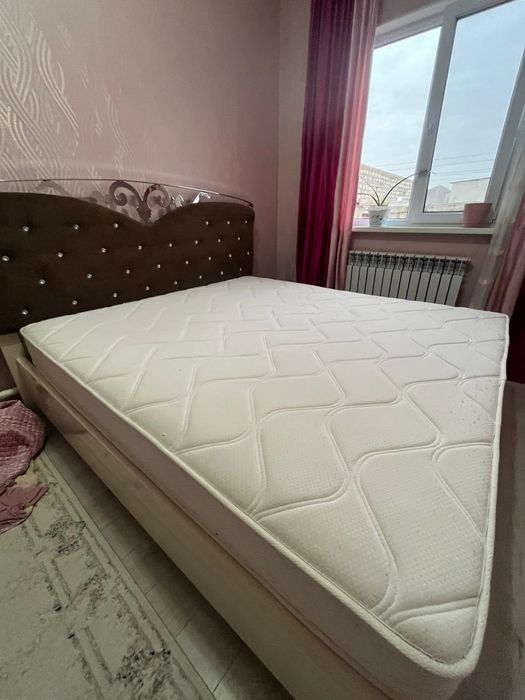 Кровать и пуфик   иииии