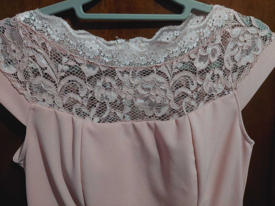 Къса розова рокля