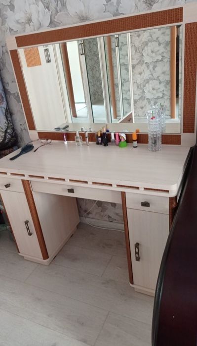 Стол с зеркалом.