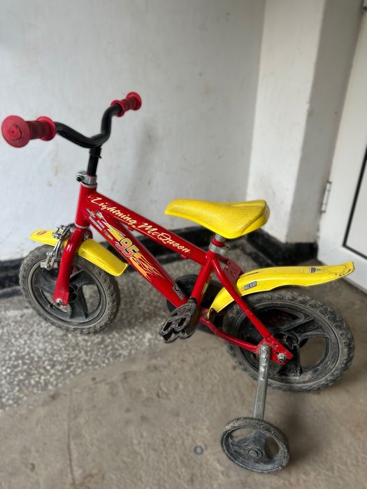 Vând bicicletă 2-4 ani roți ajutătoare