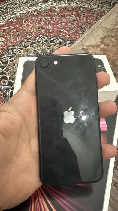 Продам iPhone SE (2-го поколения) 64GB