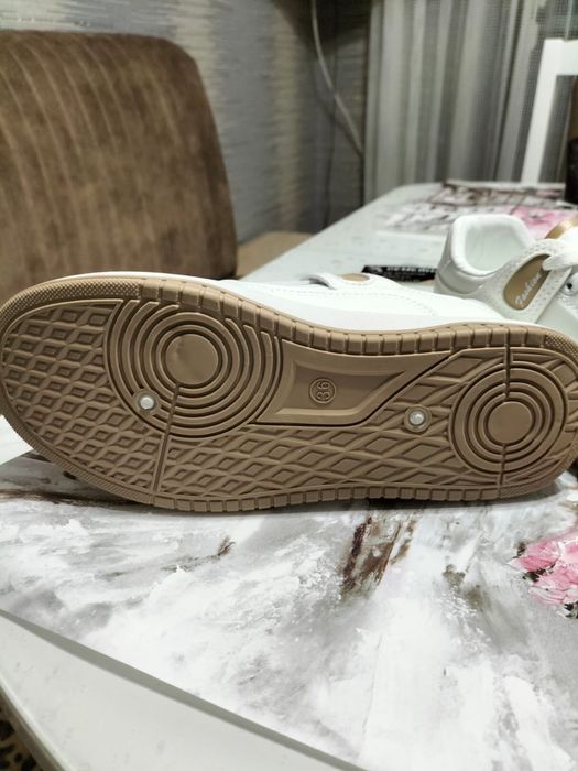 Продам новые кроссовки