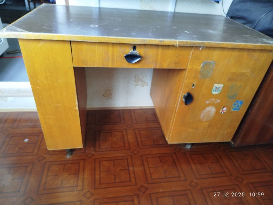 Продается письменный стол