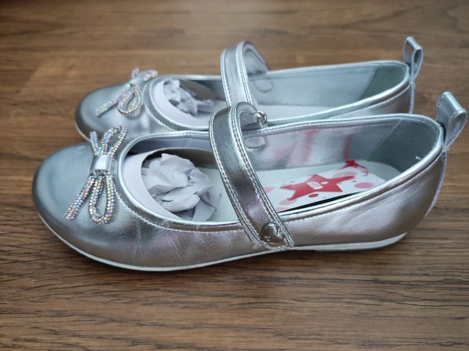 Срочно продам туфли для девочек