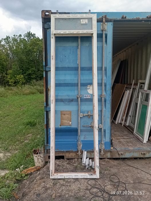 Продам пластиковые окна в комплекте.