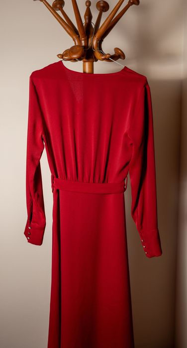 Червена рокля H&M с колан, размер 36