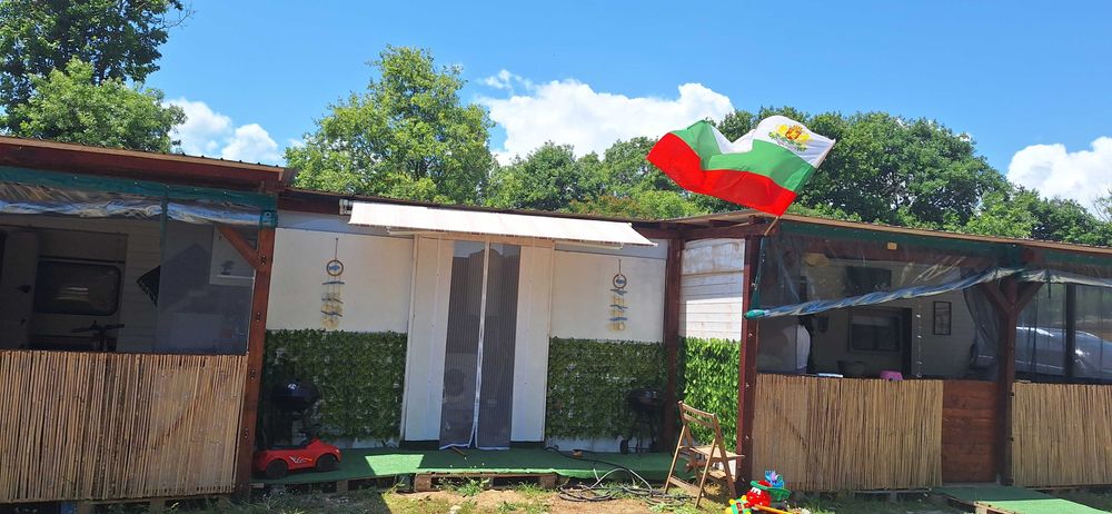 2бр. Каравани позиционирани