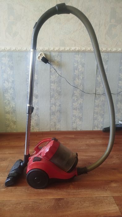 Пылесос AVA SL-155 в красном цвете.