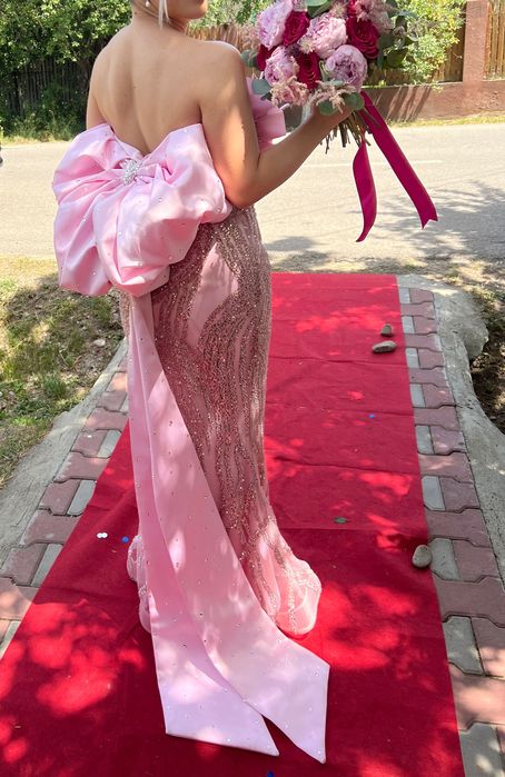 Rochița deosebită de nașa