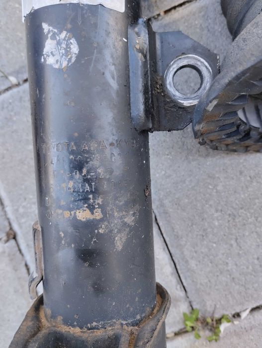 Преден ляв амортисьор за корола версо 2004-'07 год.