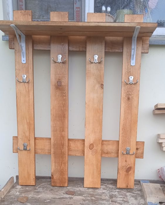 Вешалка настенная , натуральное дерево .