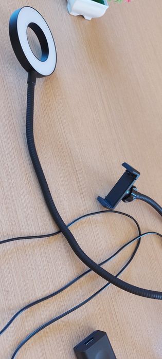 Лед лампа й схойка за телефон.