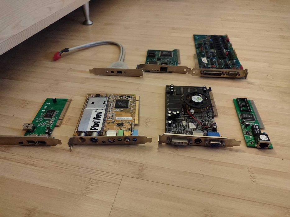 Голям ЛОТ компютърни и лаптоп части (ретро, за части, за разчистване)