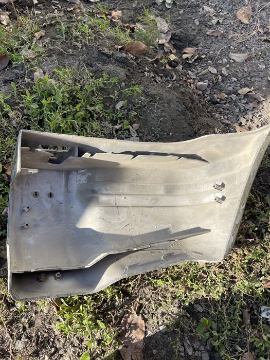 Часть бампера  паджеро в нормальном состояний