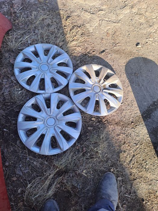 Продам запчасти б/у резина зимняя ,капот лада Веста, колпаки на 14,15.