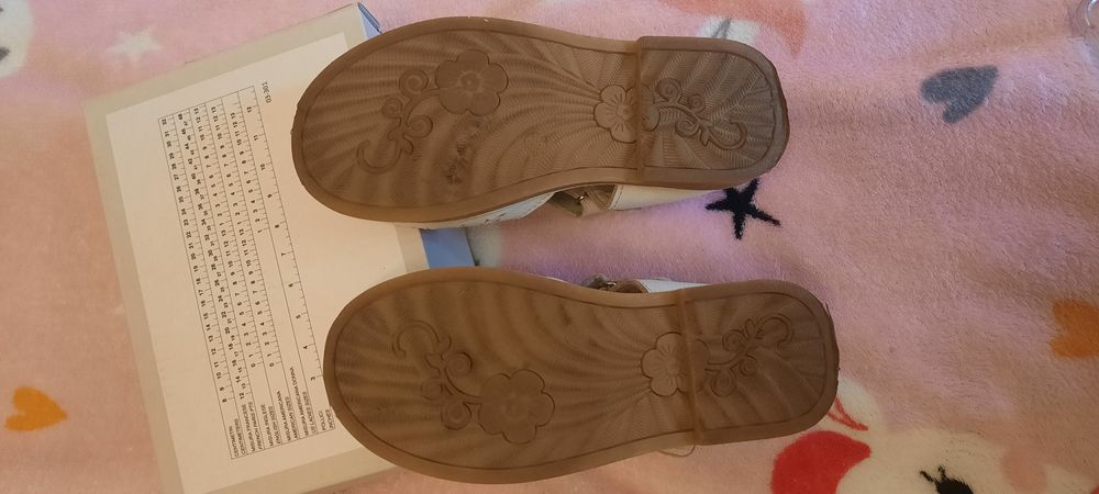 Белые сандалики для девочки фирмы Pafi