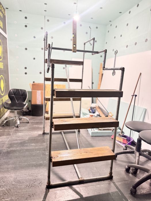 Suport metalic confectionat manual pentru expus haine