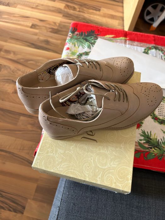 Продавам нови дамски обувки