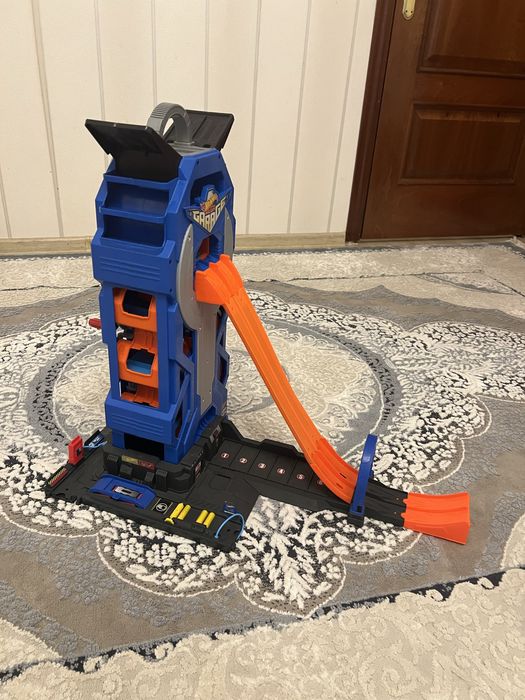 Hot wheels мега гараж с лифтом