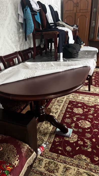 Стол из красного дерева