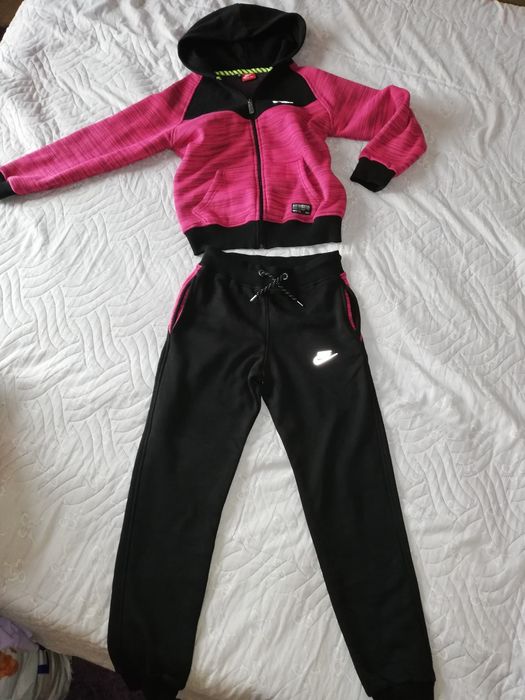 Екип Nike 158-164 ватиран и много удобен, намален 30лв.