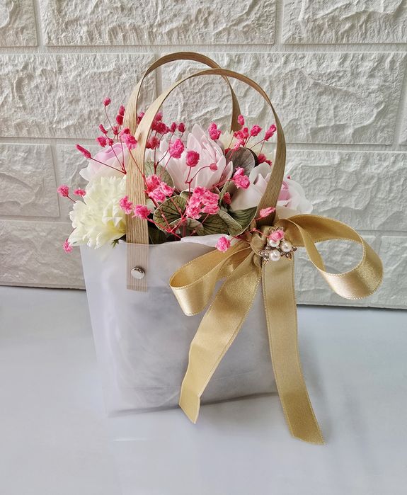 Аранжировка от сапунени рози и цветя