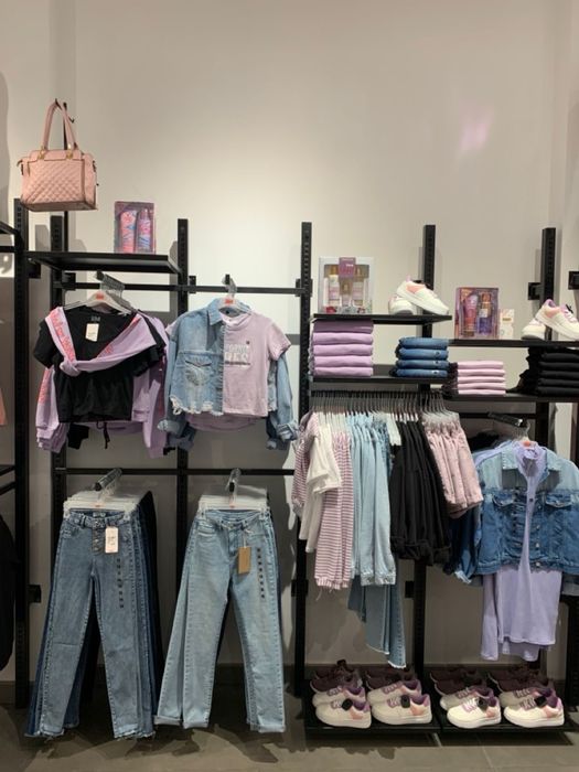 Стеллажи для магазина одежды