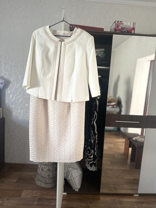 Продам нарядное платье костюм