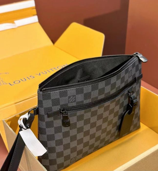 Чанта Louis Vuitton Takeoff Pouch