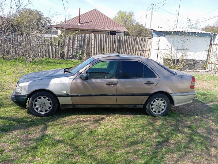 Автомобиль Мерс 200